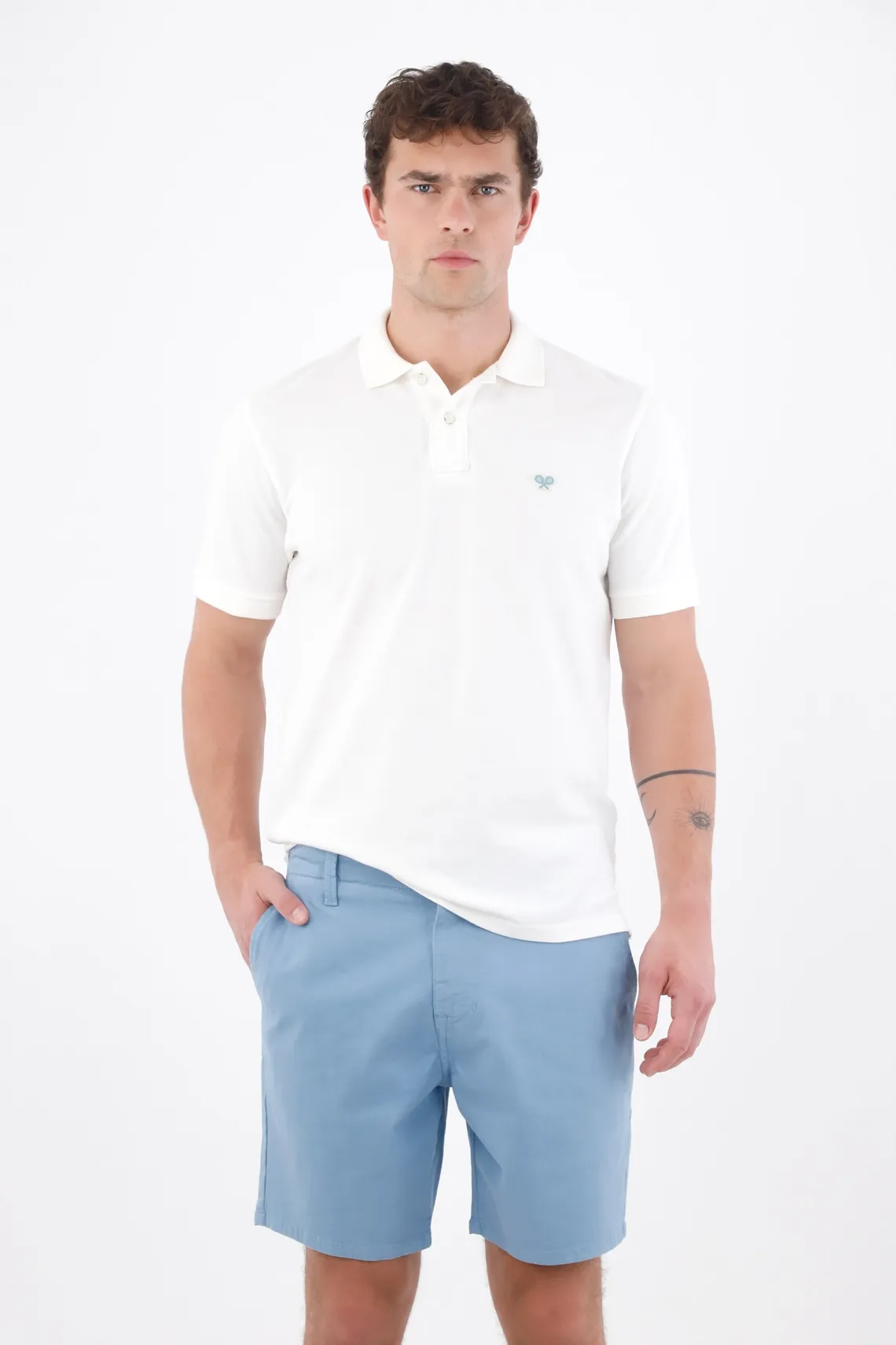 Bermuda tradicional con frente plano en algodón azul cielo para hombre