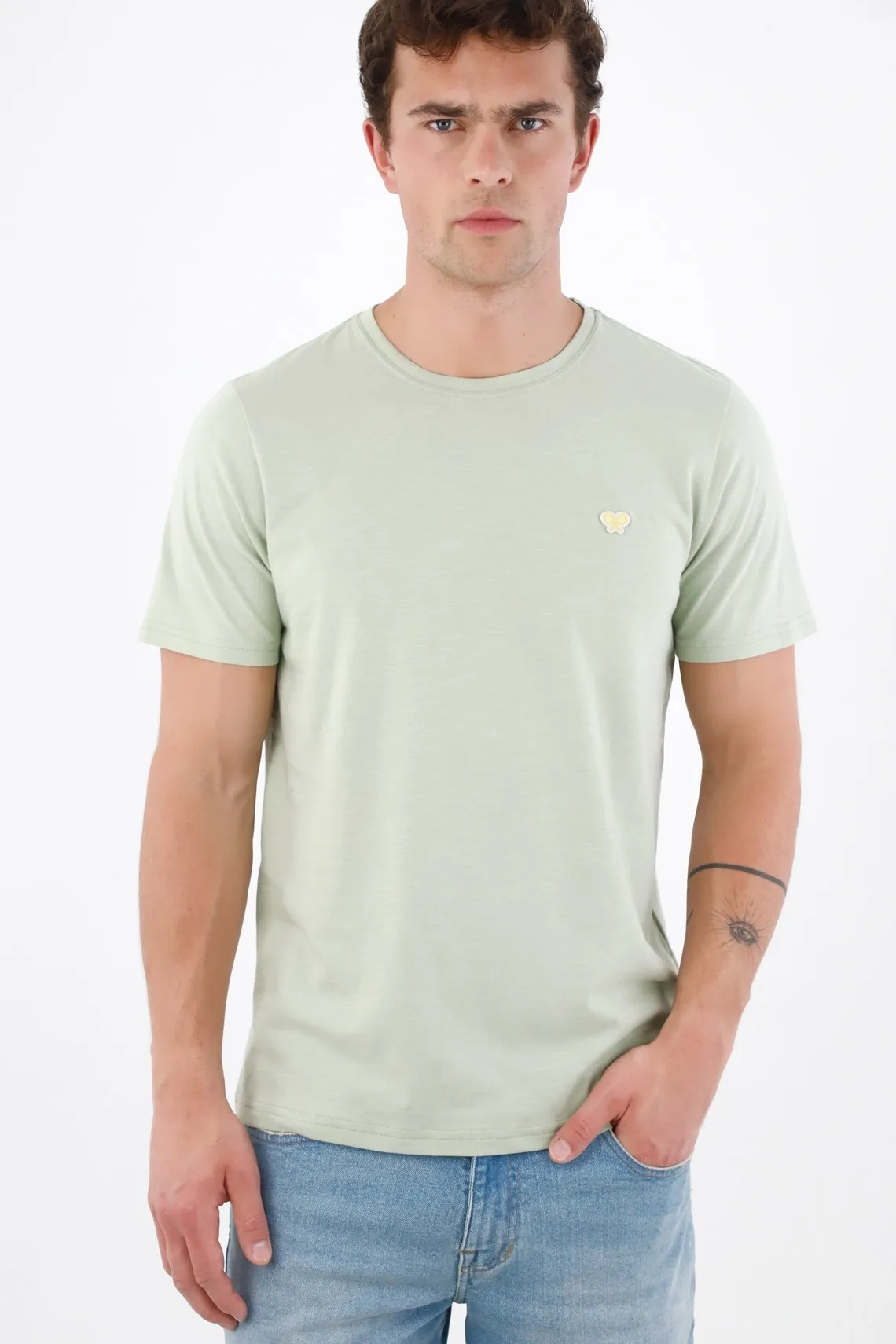 Camiseta regular fit con mini bordado en algodón verde menta para hombre