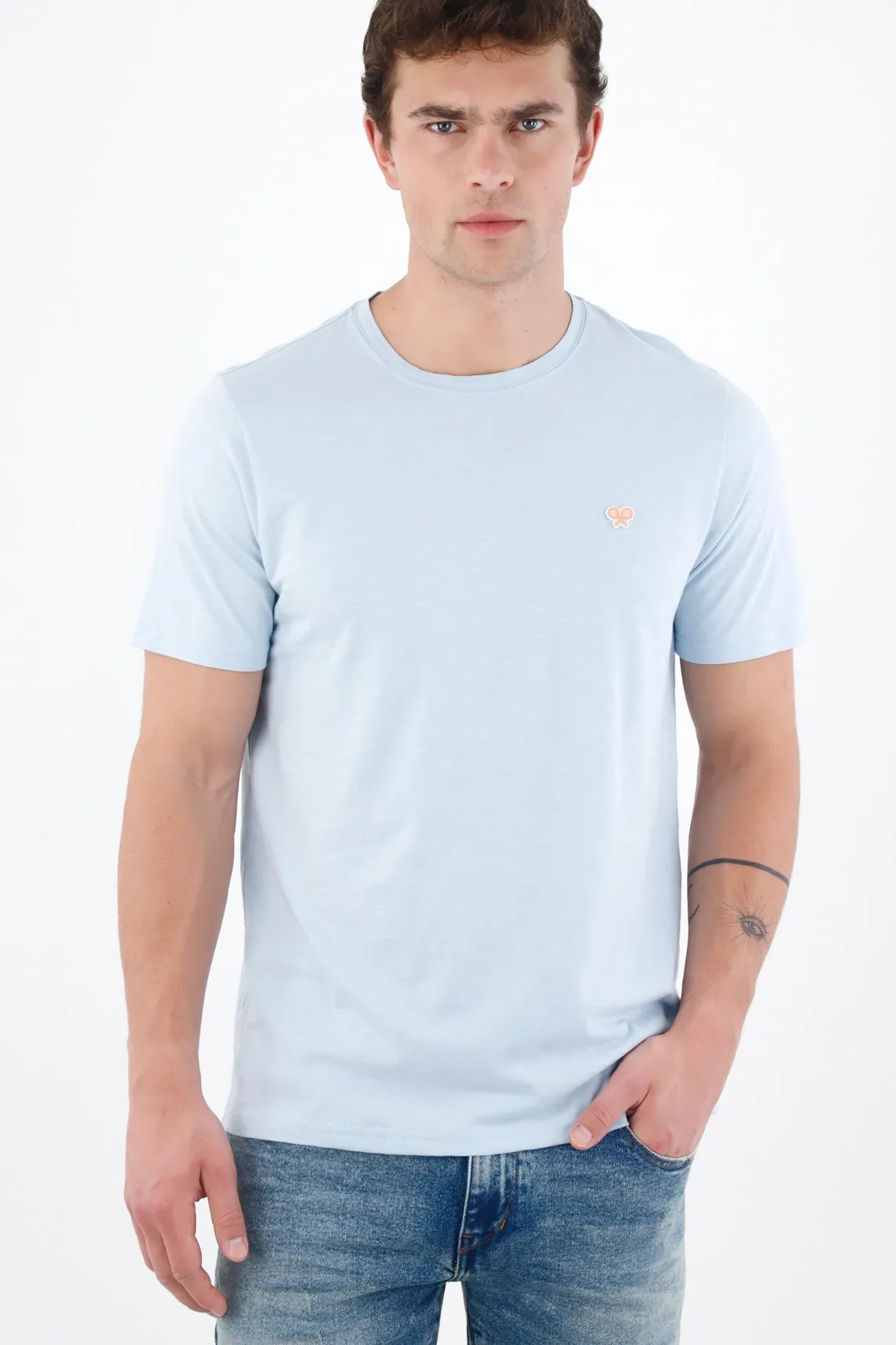 Camiseta regular fit con mini insignia bordada de algodón azul claro para hombre