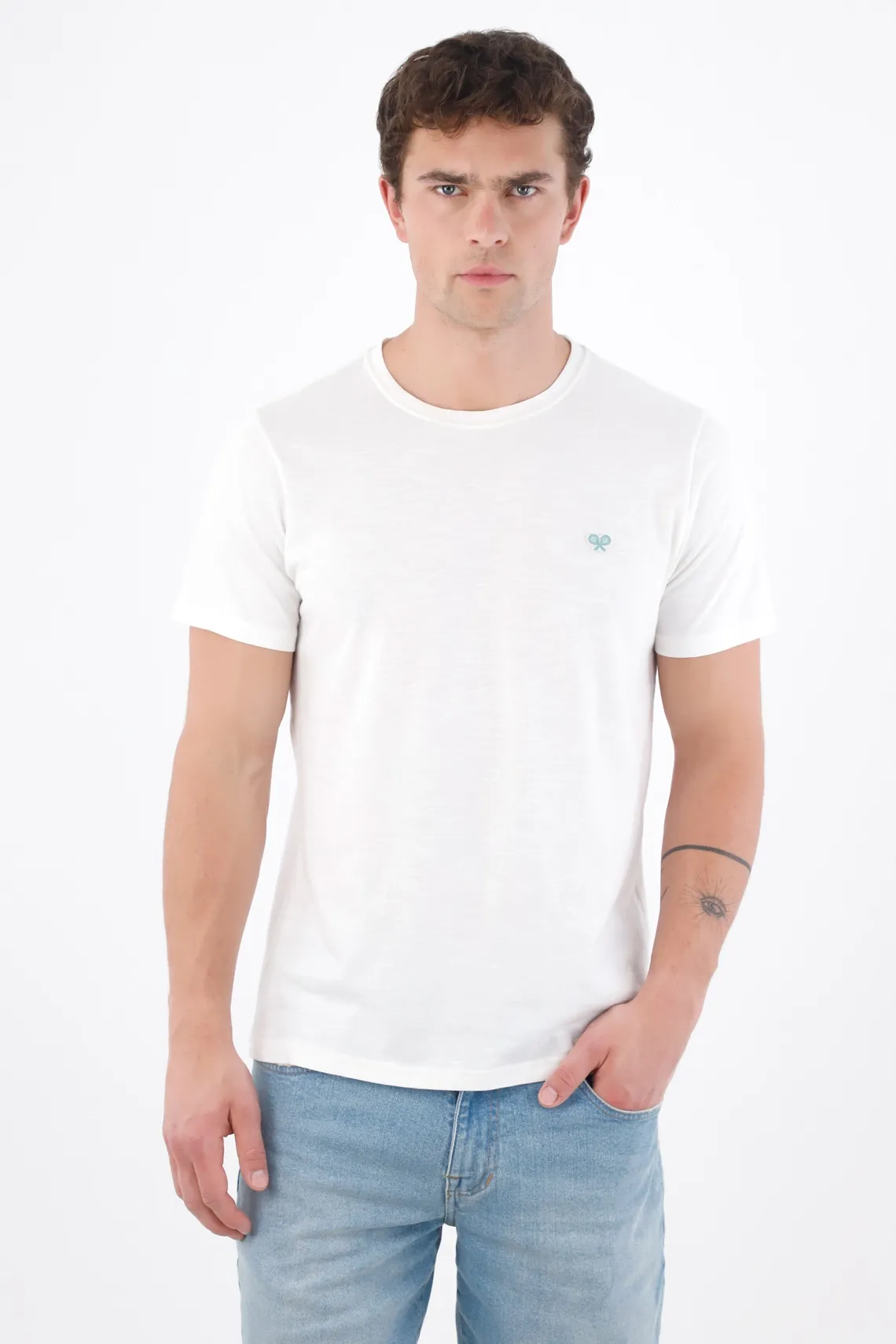 Camiseta regular fit con insignia de raquetas en algodón blanco para hombre