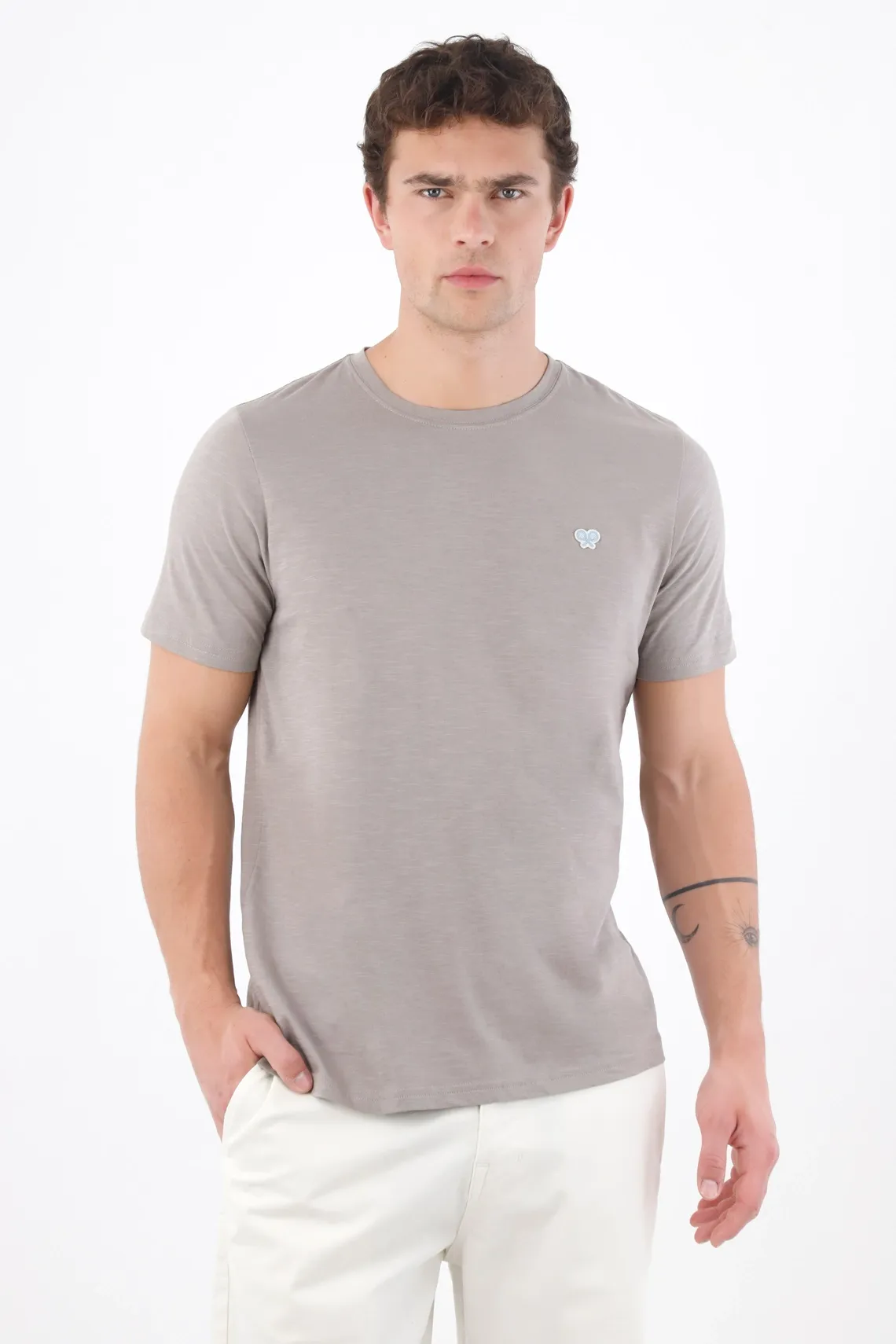 Camiseta regular con mini ícono al pecho en algodón gris taupe para hombre