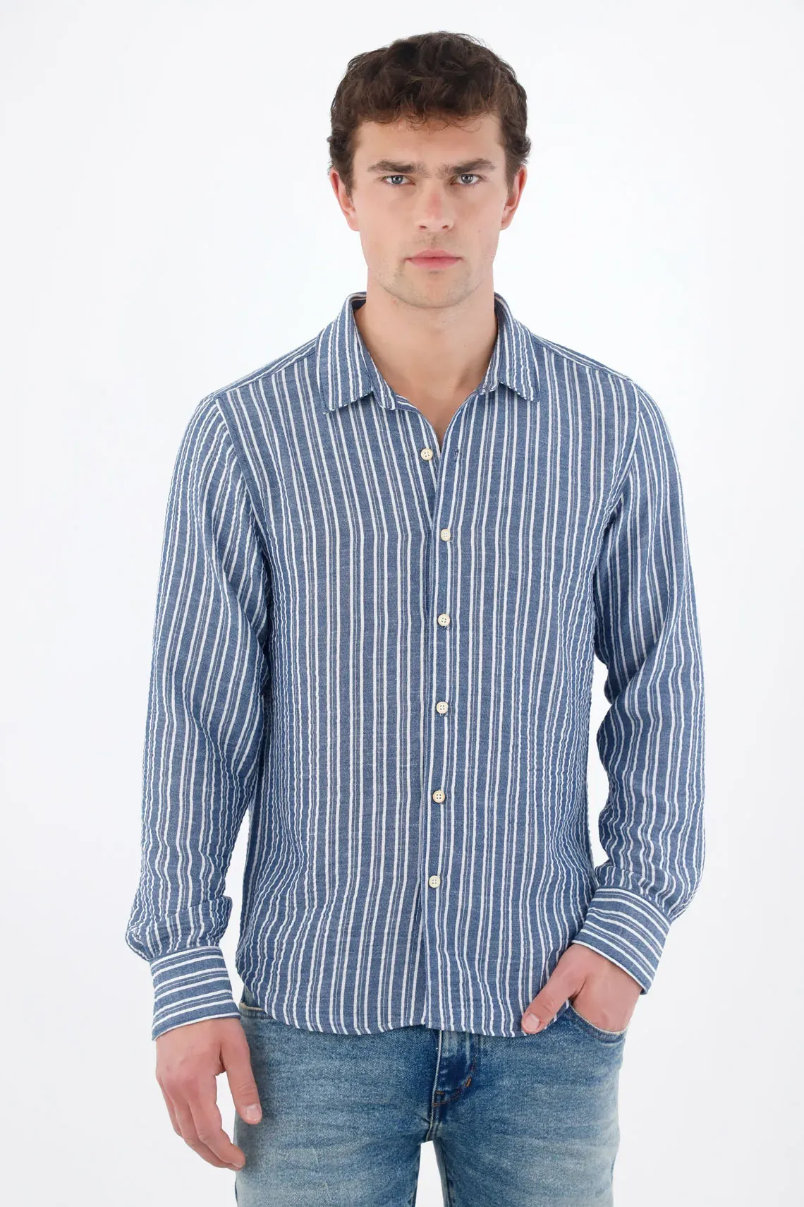 Camisa regular con rayas verticales preteñidas en azul para hombre