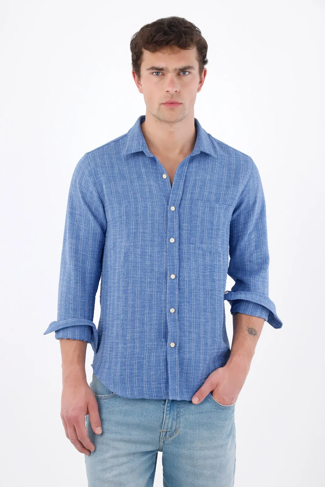 Camisa fit recto con rayas verticales tejidas en azul para hombre