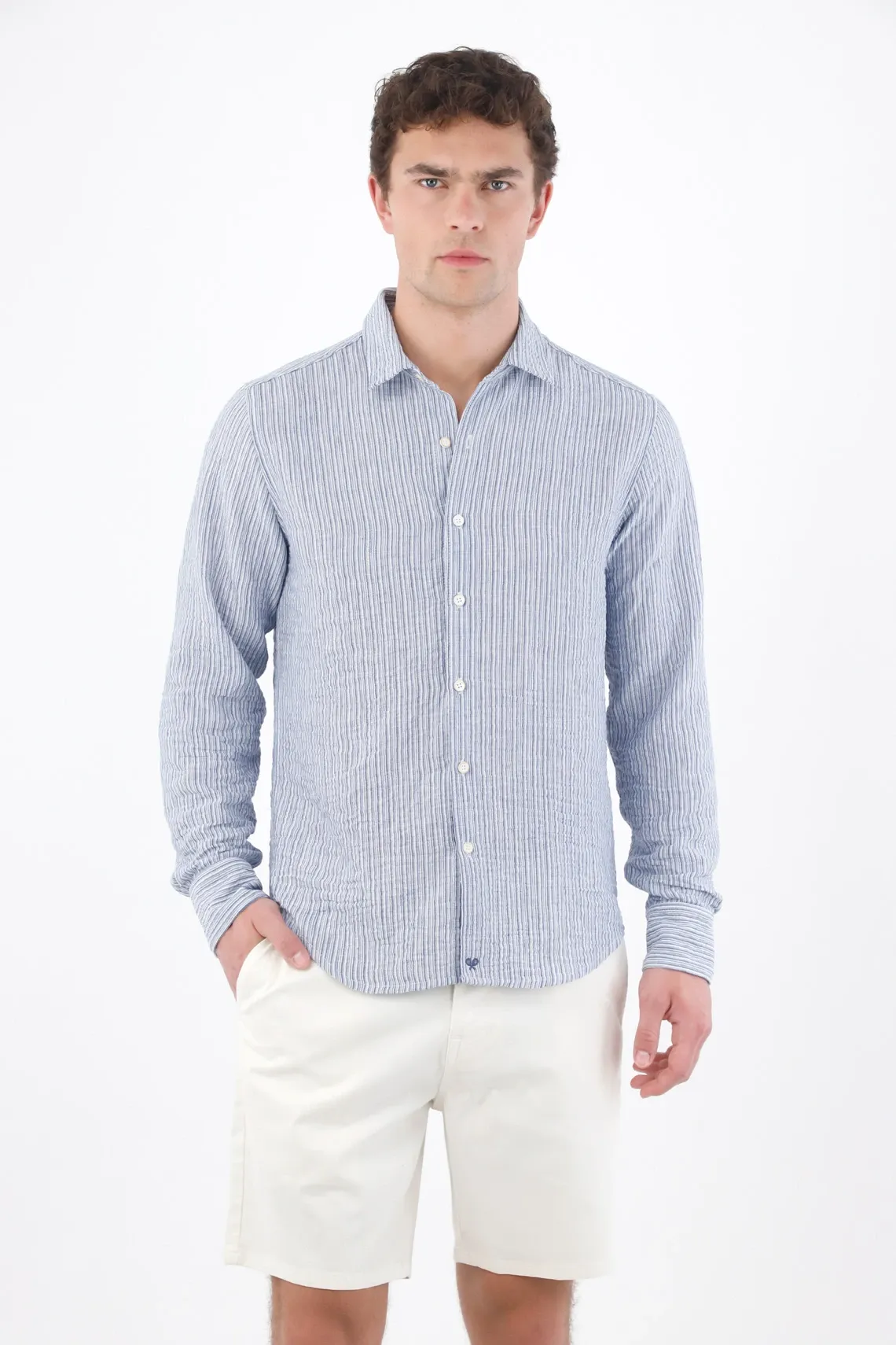 Camisa manga larga relajada con rayas preteñidas y textura arrugada en azul para hombre