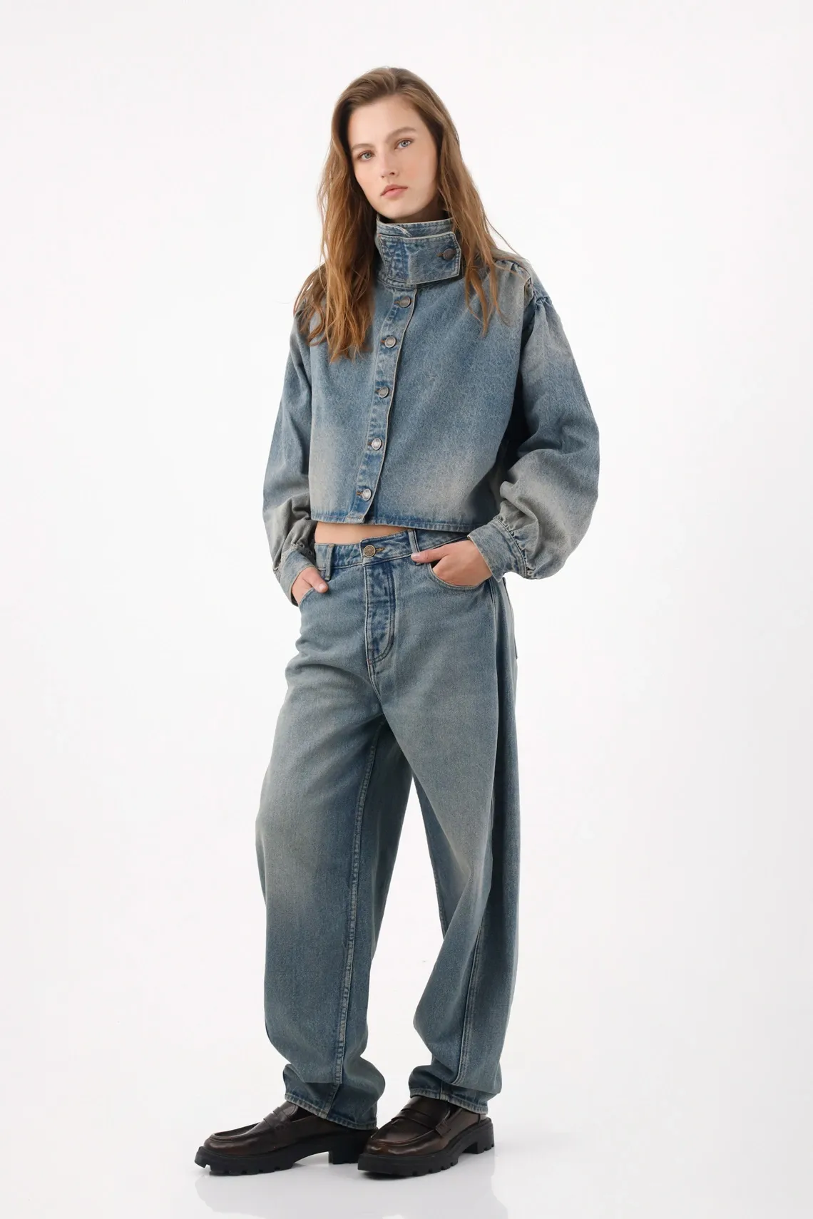 Chaqueta boxy corta con cuello alto abotonado en denim para mujer