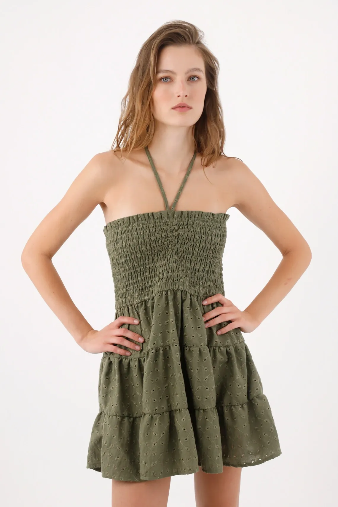 Vestido mini de corte en A con bordado calado en verde oliva para mujer