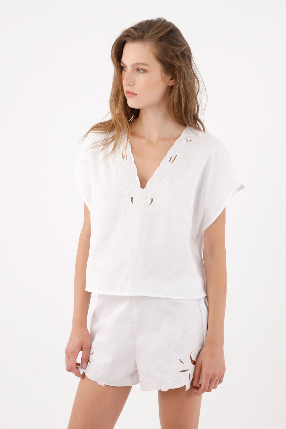 Camisa relajada con escote V calado de algodón blanco para mujer