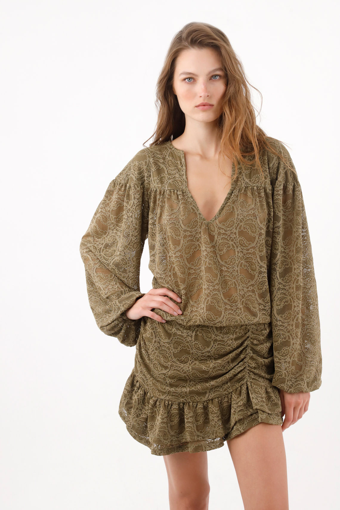 Vestido corto relajado con frunce lateral y volante en encaje verde oliva para mujer