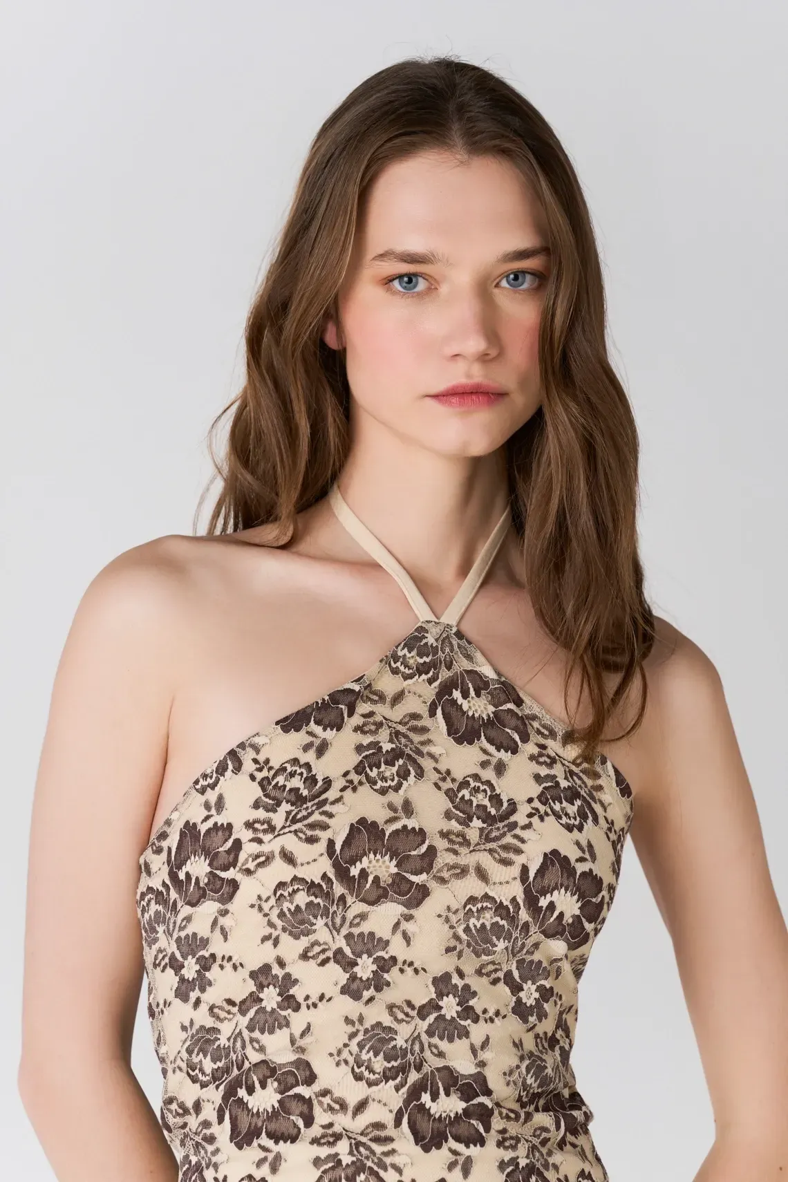 Top de tirantes al cuello ajustado con escote cruzado en beige para mujer