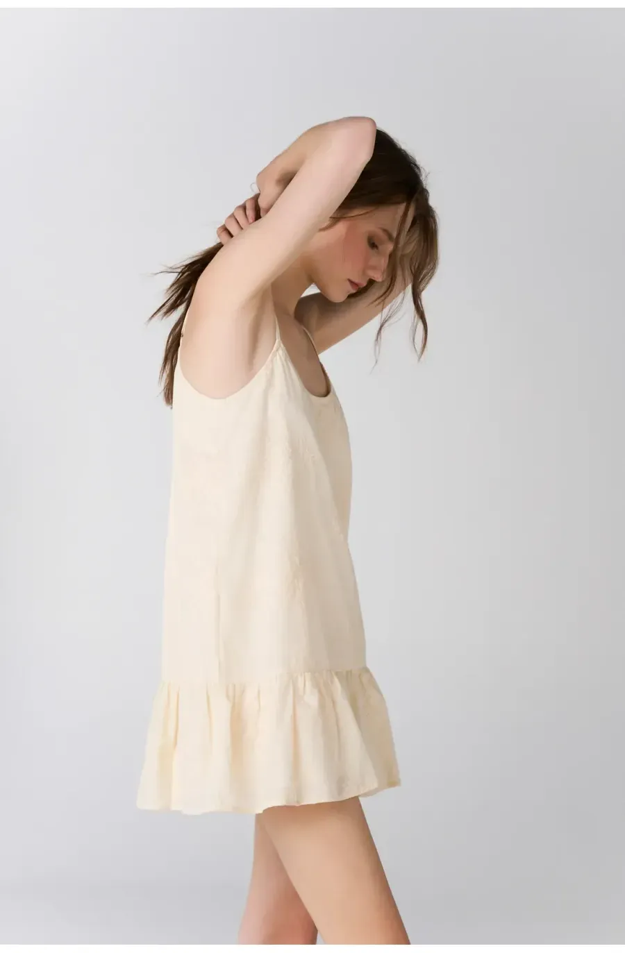 Vestido corto recto con volante en el bajo de algodón crema para mujer