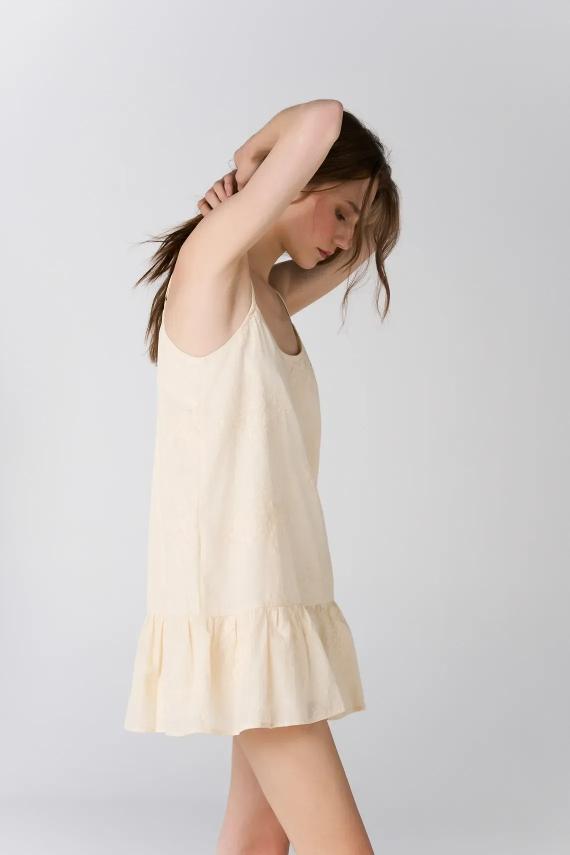 Vestido corto recto con volante en el bajo de algodón crema para mujer