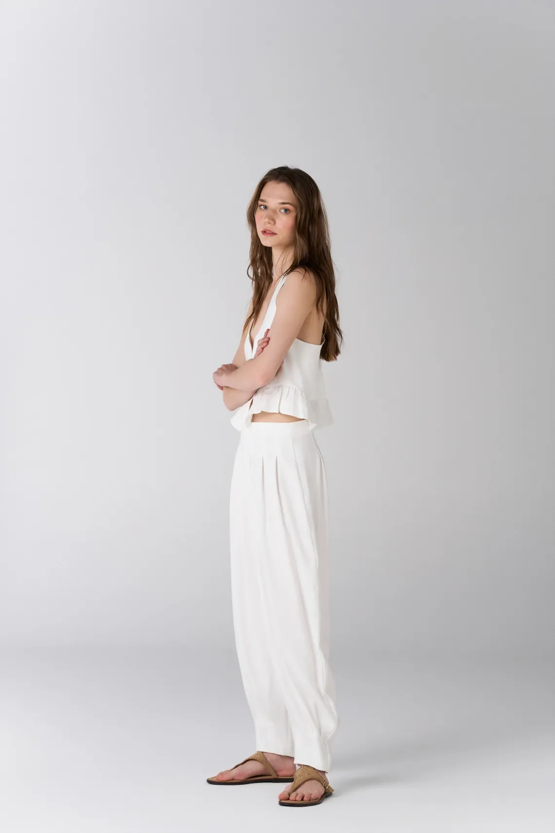 Pantalón fit relajado con pliegues frontales de blanco para mujer
