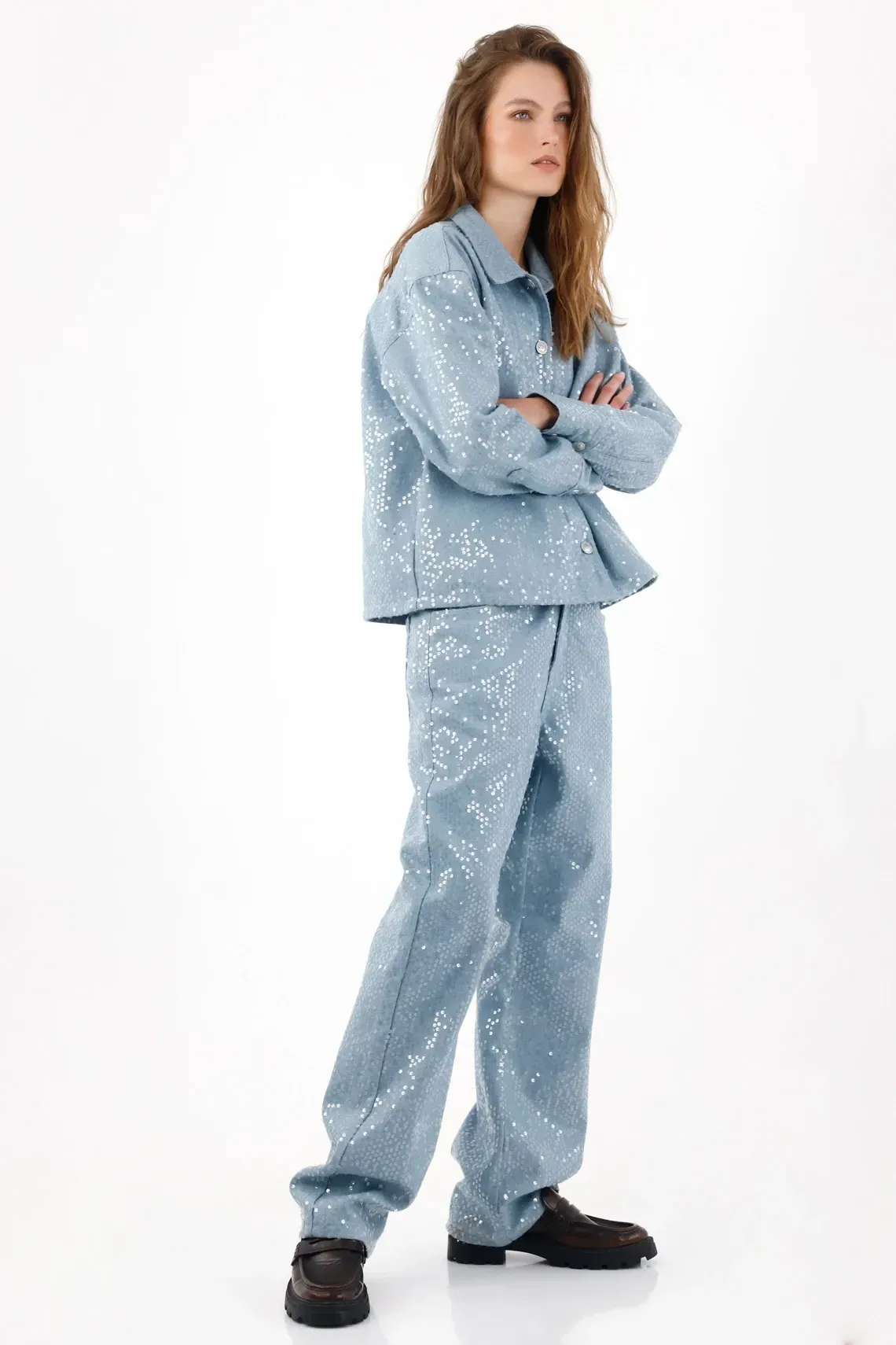 Jean wide leg con puntos metalizados en denim para mujer