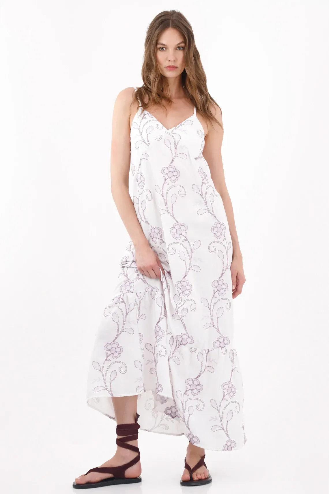 Vestido largo de silueta amplia con estampado floral lila en blanco para mujer