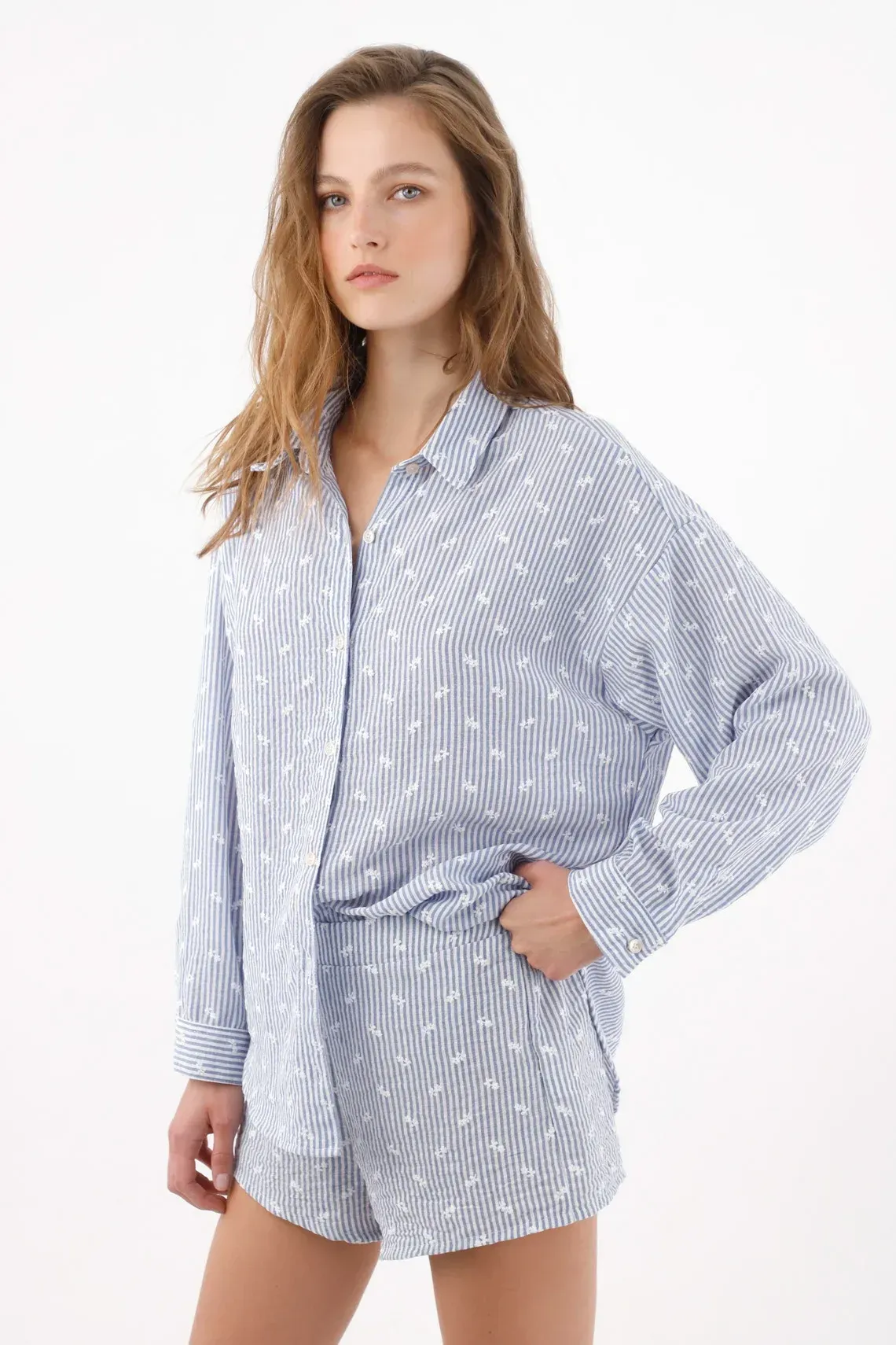 Camisa oversize manga larga con rayas en azul para mujer