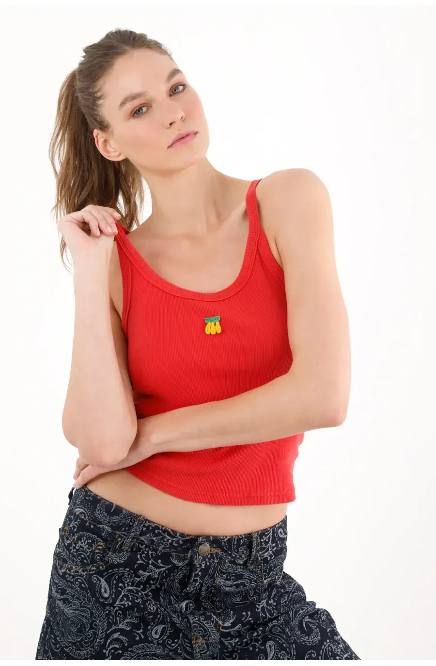Camiseta ajustada con detalle frontal en algodón rojo para mujer