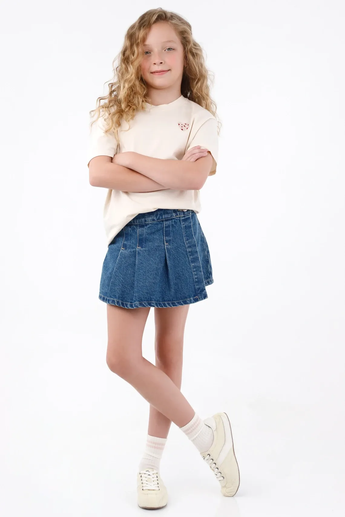 Falda short en denim con diseño cruzado en azul para niña